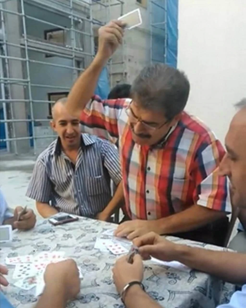 Plantilla de Hombre poniendo las cartas sobre la mesa