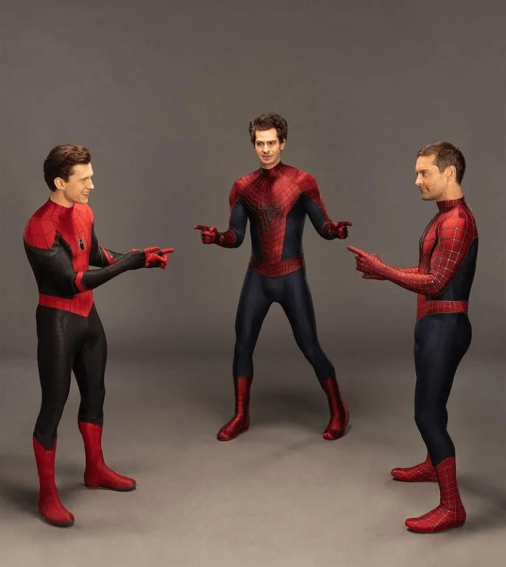 Plantilla de Los 3 spidermans apuntandose